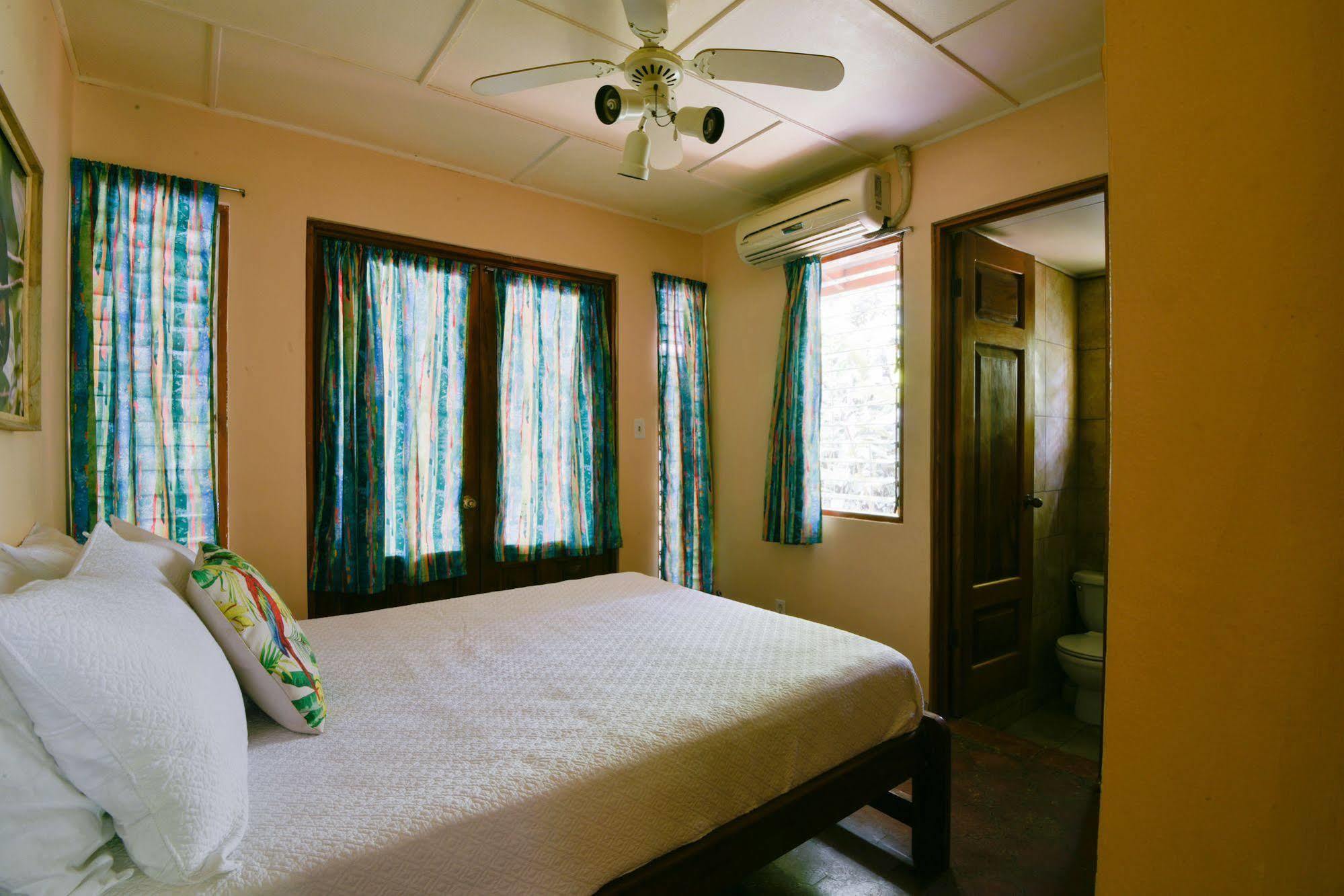 Hotel El Mono Feliz Ojochal Ngoại thất bức ảnh